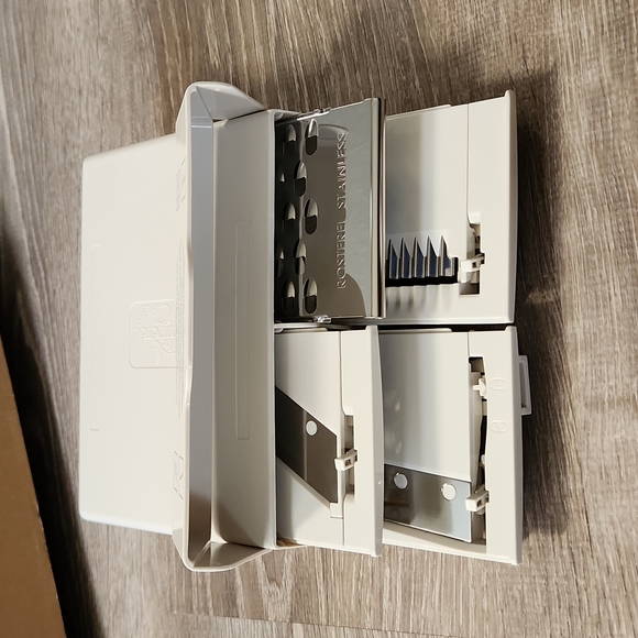 Pampered Chef Ultimate Mandoline #1109 Grater Slicer 4 Blades - Picture 6 of 11